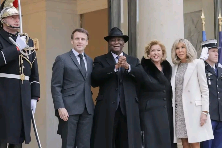 Le Chef de l’État et la Première Dame, Mme Dominique Ouattara, ont été accueillis sur le perron de l’Elysée par le Président de la République française, S.E.M. Emmanuel Macron, et son épouse, Mme Brigitte Macron, dans le cadre d'un déjeuner de travail. 