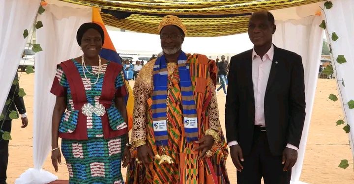 Sous le regard d'une foule immense, la Présidente du MGC, Docteur Simone Ehivet Gbagbo a remis au Vice-coordonnateur du district des lagunes, Akpa Corenthin ses attributs.