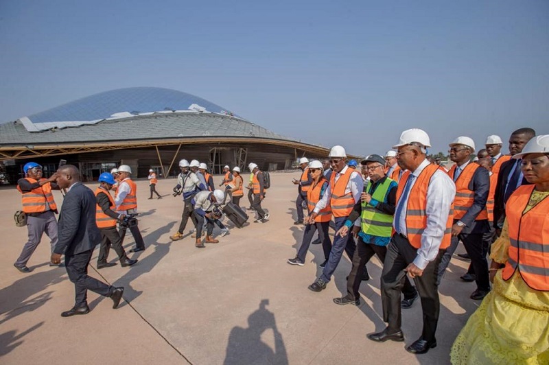 Les travaux du Parc des expositions d’Abidjan sont prévus pour s’achever fin mai 2023. Il comprend notamment une salle, la Convention Center capable d’accueillir 5000 personnes, une salle des pas perdus ou encore un parking semi-couvert de 800 places. 