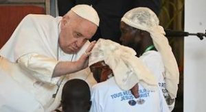 Au deuxième jour de la visite du pape François en RDC, il a célébré une messe devant environ un million de personnes, puis a rencontré les victimes des violences