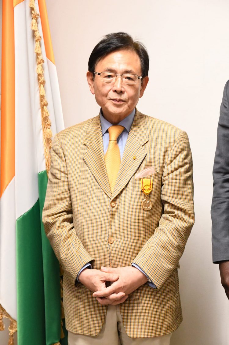 En signe de reconnaissance pour les bons et loyaux services rendus à la Côte d'Ivoire, le diplomate Coréen KIM YOUNG MOK a été honoré par le Ministre DANHO 