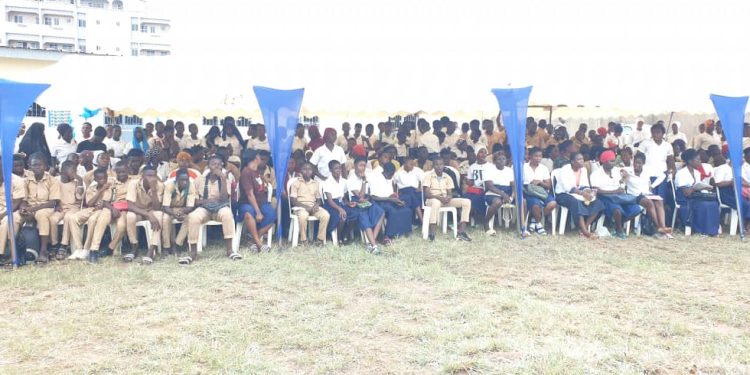 C’est un élu de la nation et candidat aux prochaines municipales à Bouaké, heureux de cette belle initiative qui a pris part personnellement ce vendredi à la cérémonie d’ouverture de la bibliothèque qui porte son nom au lycée Saint-Jacques de Bouaké.