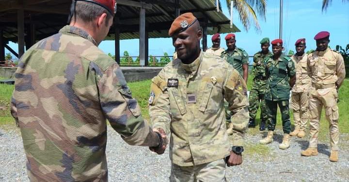 Le capitaine Anicet de la Côte d'Ivoire est sorti major du stage de qualification aide-moniteur, moniteur et instructeur forêt au Centre d'entraînement au combat en forêt du Gabon