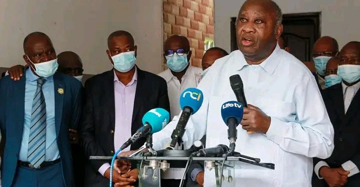 Le Président Laurent Gbagbo s’est rendu à la Commission Electorale Locale de Cocody pour contester  sa radiation de la liste électorale.