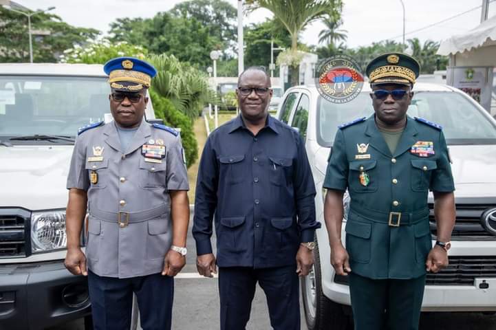 Le Ministre d’État, Ministre de la Défense, M. Téné Birahima Ouattara a procédé, ce vendredi 16 juin 2023, à la remise de moyens de mobilité aux Forces Armées et à la Gendarmerie Nationale.