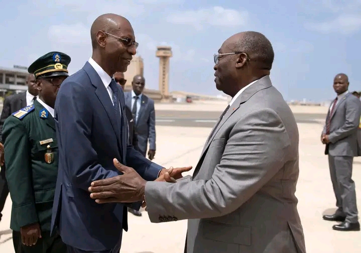 Le Vice-Président de la République a été accueilli à sa descente d’avion par les hautes autorités bissau-guinéennes, des membres du Gouvernement ivoirien et des représentants de la communauté ivoirienne vivant en Guinée-Bissau.