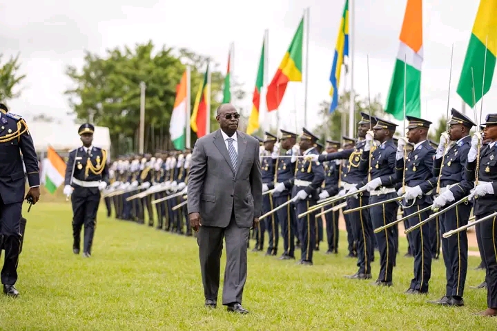 Le Vice-Président de la République, M. Tiémoko Meyliet KONE a présidé la double cérémonie de baptême de la 54e Promotion d’Elèves Officiers d’Active et de remise d’épaulettes à la 17e Promotion de Médecins Elèves Officiers et aux Elèves Officiers d’Active de la promotion ‘’Triomphe’’ de l’Académie des Forces Armées (AFA) de Zambakro