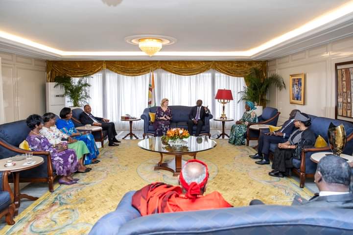 Emue par cette distinction et ce vibrant hommage à son endroit, la Première Dame s’est montrée plus déterminée et optimiste, en indiquant qu’au regard des derniers chiffres plutôt encourageants, l’élimination complète du SIDA devient un objectif atteignable en Côte d’Ivoire à l’horizon 2030