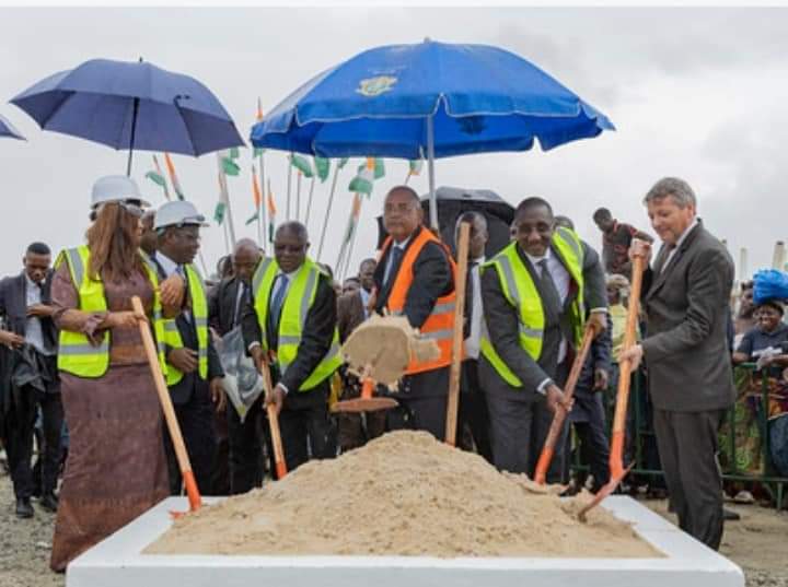 Baptisé ‘’Marché Dominique Ouattara’’ par le Conseil municipal, le marché de gros et de détails de Yopougon sera constitué de 56 boutiques, 12 chambres froides viandes et poissons (8 m²), 15 kiosques (12 m), 34 cages à volailles (4 m²), 396 box (4 à 9 m²) et 1 558 étals, 90 x 150 et 90 x 225 
