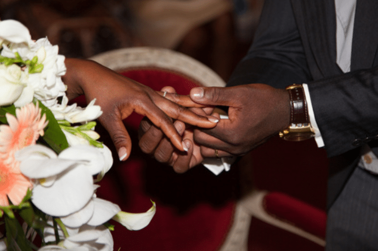 LOBA Pierre, 5e Adjoint au Maire d'Attécoubé a célébré le mariage en violation des dispositions de l'article 20 de la loi sur le mariage
