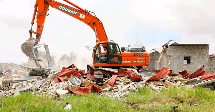 Depuis le mardi 19 septembre 2023, la Plateforme Collaborative de Contrôle des Constructions (PCCC) procède à  une opération de libération des voiries et de démolition des constructions anarchiques dans les lotissements dénommés "ABEKAN BERNARD'' et ''DJIGBO KAMON'' dans la commune de Port-Bouët.