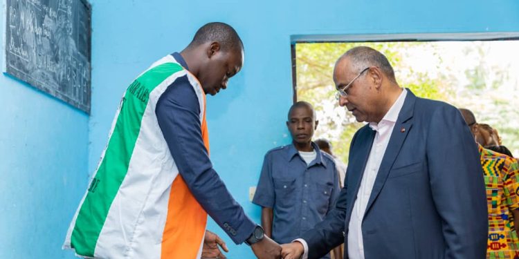 Le Premier Ministre ivoirien Patrick Achi a voté pour les élections régionales couplées aux municipales ce samedi 2 septembre 2023 à Adzopé