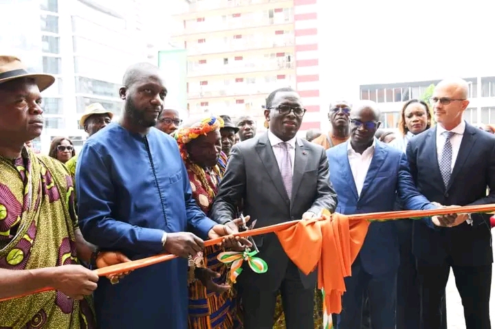 Le ministre des Sports, Paulin Claude DANHO a réceptionné les clés du Stade Félix Houphouët-Boigny d'Abidjan