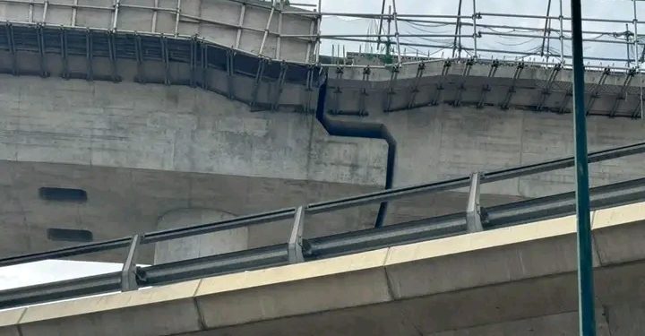 Depuis le mardi 24 octobre 2023, des images relayées sur les réseaux sociaux font état d'un risque d'effondrement du pont en construction au niveau de l'échangeur Solibra.