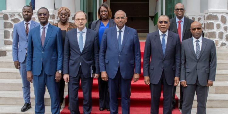 Le Premier Ministre Patrick Achi a reçu, ce mardi 3 octobre 2023, la délégation de la mission du Fonds monétaire international (FMI) qui a séjourné à Abidjan, dans le cadre de la première revue du Programme Economique et Financier.