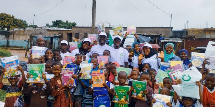La présente distribution de kits scolaires profitera à plus de 300 enfants d’Abidjan et de l’intérieur du pays. 