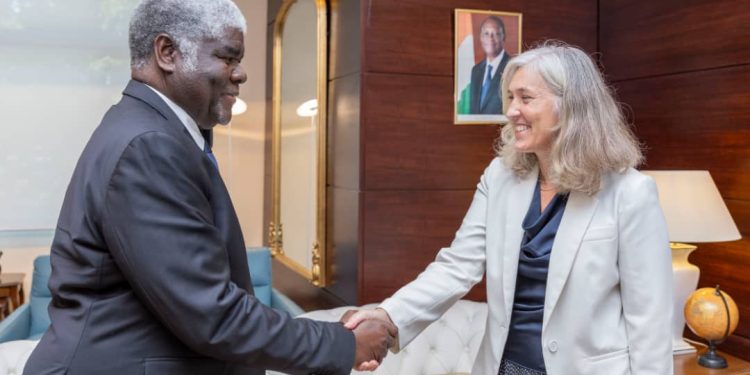 Ministre Robert Mambé Beugré, ce 25 octobre 2023 à Abidjan, Son Excellence Francesca Di Mauro, l’ambassadrice de l’Union Européenne en Côte d’Ivoire, a salué l’excellence des relations entre la Côte d’Ivoire et l’Union Européenne(UE).