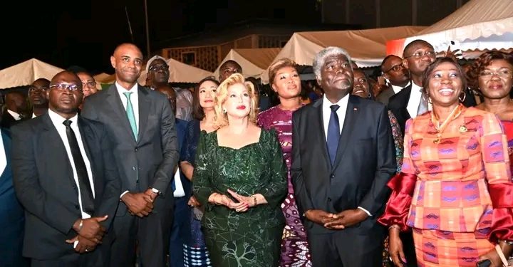 La Première Dame de Côte d'Ivoire, Dominique Ouattara, a procédé, le vendredi 22 décembre 2023, à la place Jean-Paul II d'Abidjan-Plateau, au lancement des festivités de fin d'année 2023, à travers la traditionnelle cérémonie d'illumination de la ville d'Abidjan, dénommée "Abidjan ville lumière". 