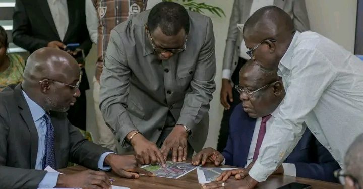 Le Ministre-Gouverneur du District d'Abidjan, Cissé Ibrahima Bacongo a échangé le vendredi 5 janvier 2024, avec le maire de la commune d’Attécoubé, Claude Danho Paulin à son domicile en vue d’une collaboration renforcée contre le désordre urbain et les inondations.