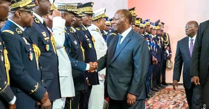 Le Président de la République, Alassane Ouattara, a salué, le jeudi 11 janvier 2024 au Palais présidentiel à Abidjan-Plateau, l'engagement et l'implication des acteurs de l'administration du territoire, notamment les préfets de région, présidents de Conseils régionaux et les maires, des partis et groupements politiques et des Forces armées de Côte d'Ivoire (FACI), dans la gestion de la sécurité du pays.