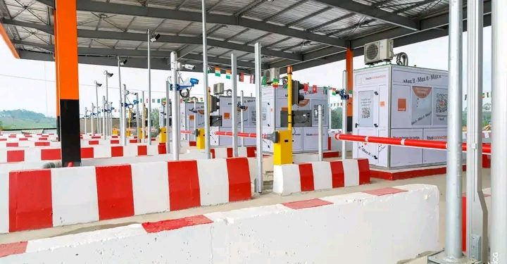 Le ministre de l’Équipement et de l’Entretien routier, Amédé Koffi Kouakou, a procédé, le vendredi 12 janvier 2024, à l’ouverture officielle de l’extension de la station de péage d’Attinguié, située sur l’autoroute du nord.