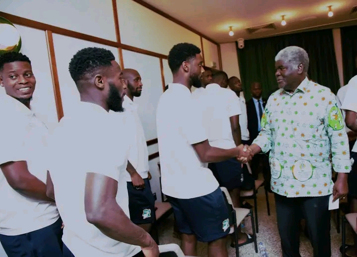 Le Premier Ministre, Ministre des sports et du cadre de vie, Beugré Mambé a rendu visite aux Éléphants à leur quartier général, dans la soirée du vendredi 19 janvier 2024.