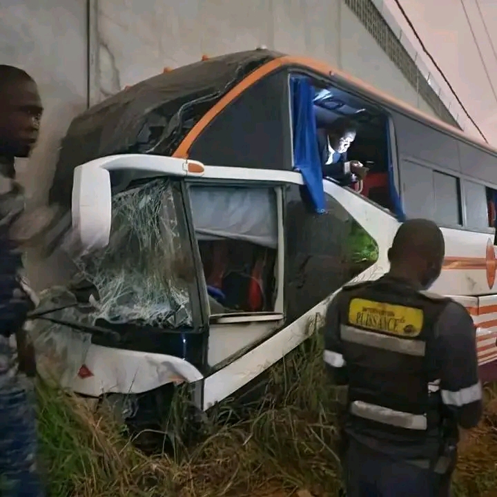 le Ministre délégué en charge des Sports et de Cadre de Vie, a visité les accidentés du car transportant les journalistes provenant de Yamoussoukro à Abidjan vers 2 heures du matin.