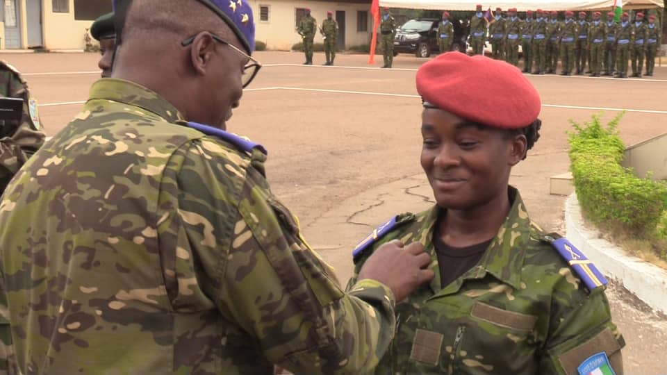 Ils sont au nombre de 350 dont 9 femmes, issus des unités commandos des Forces Armées de Côte d’Ivoire (FACI), qui ont satisfait aux conditions d’obtention du brevet de parachutisme de combat