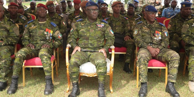 Le Général de Brigade Chérif Ousmane a pris officiellement les commandes de l’Armée de Terre, ce vendredi 05 janvier 2024.