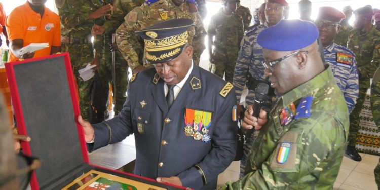 Deux Généraux des Forces Armées de Côte d’Ivoire, admis à faire valoir leurs droits à la retraite ont effectué leur ultime revue des troupes