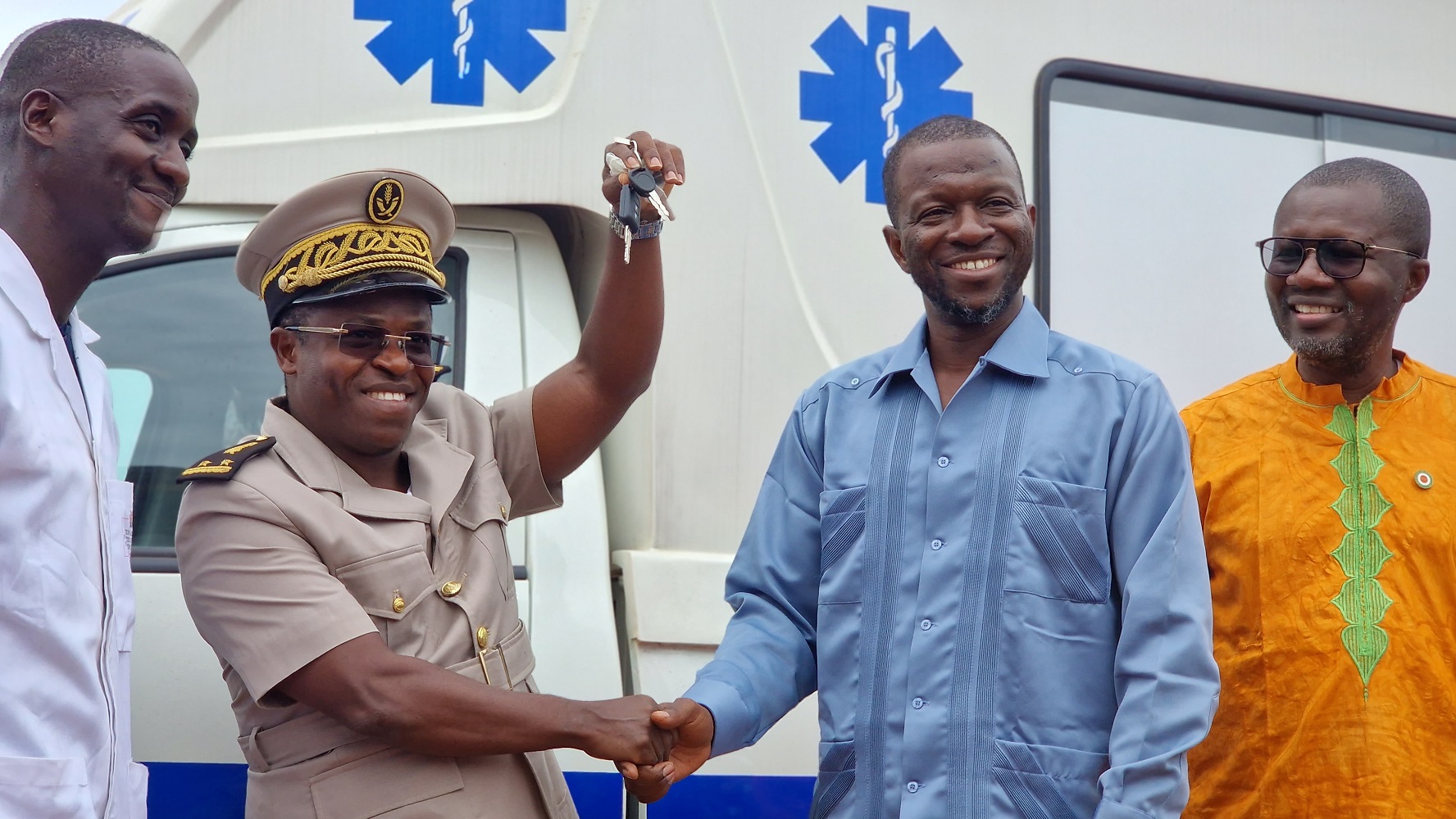 Le président du conseil régional du Gbôklê, l’Honorable Kébé Mahamadou a remis une ambulance et du matériel médical aux centres de santé