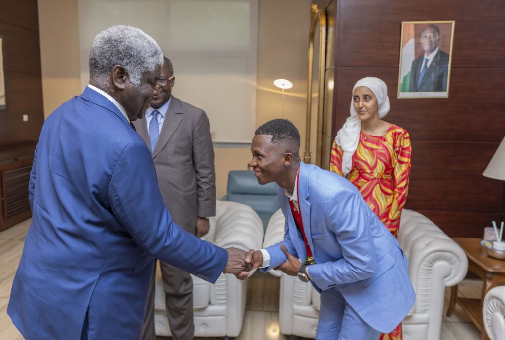 Robert Beugré Mambé apporte le soutien du gouvernement à Diakité Yacouba, vainqueur de la compétition mondiale de Huawei ICT