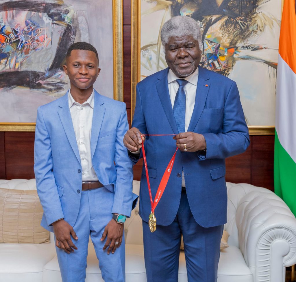 Robert Beugré Mambé apporte le soutien du gouvernement à Diakité Yacouba, vainqueur de la compétition mondiale de Huawei ICT