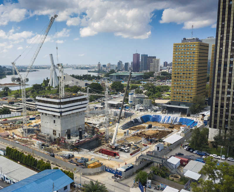 Avec puissance et majesté, la tour F d’Abidjan s’élève dans la skyline du Plateau.