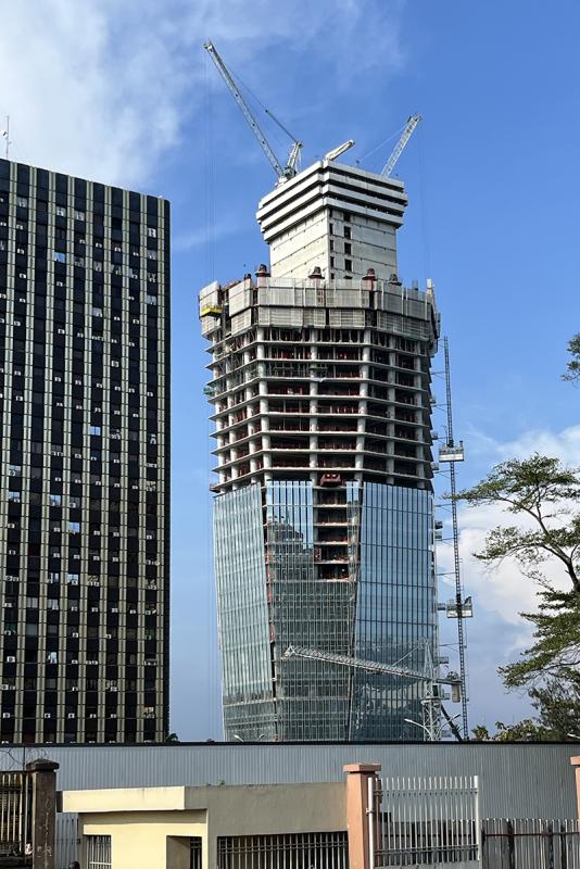 La tour F d’Abidjan (75 étages) sera le second immeuble le plus haut d’Afrique derrière l’Iconic Tower de la capitale égyptienne (80 étages)