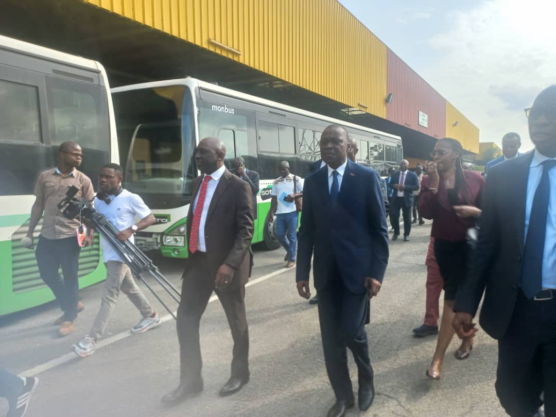 Le ministre des Transports, Amadou Koné, a visité la Société des Transports Abidjanais (SOTRA) le mercredi 24 juillet 2024; une étape clé dans la revitalisation de l’entreprise.