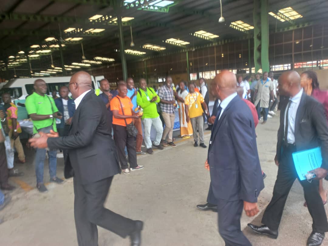 Le ministre des Transports, Amadou Koné, a visité la Société des Transports Abidjanais (SOTRA) le mercredi 24 juillet 2024; une étape clé dans la revitalisation de l’entreprise.