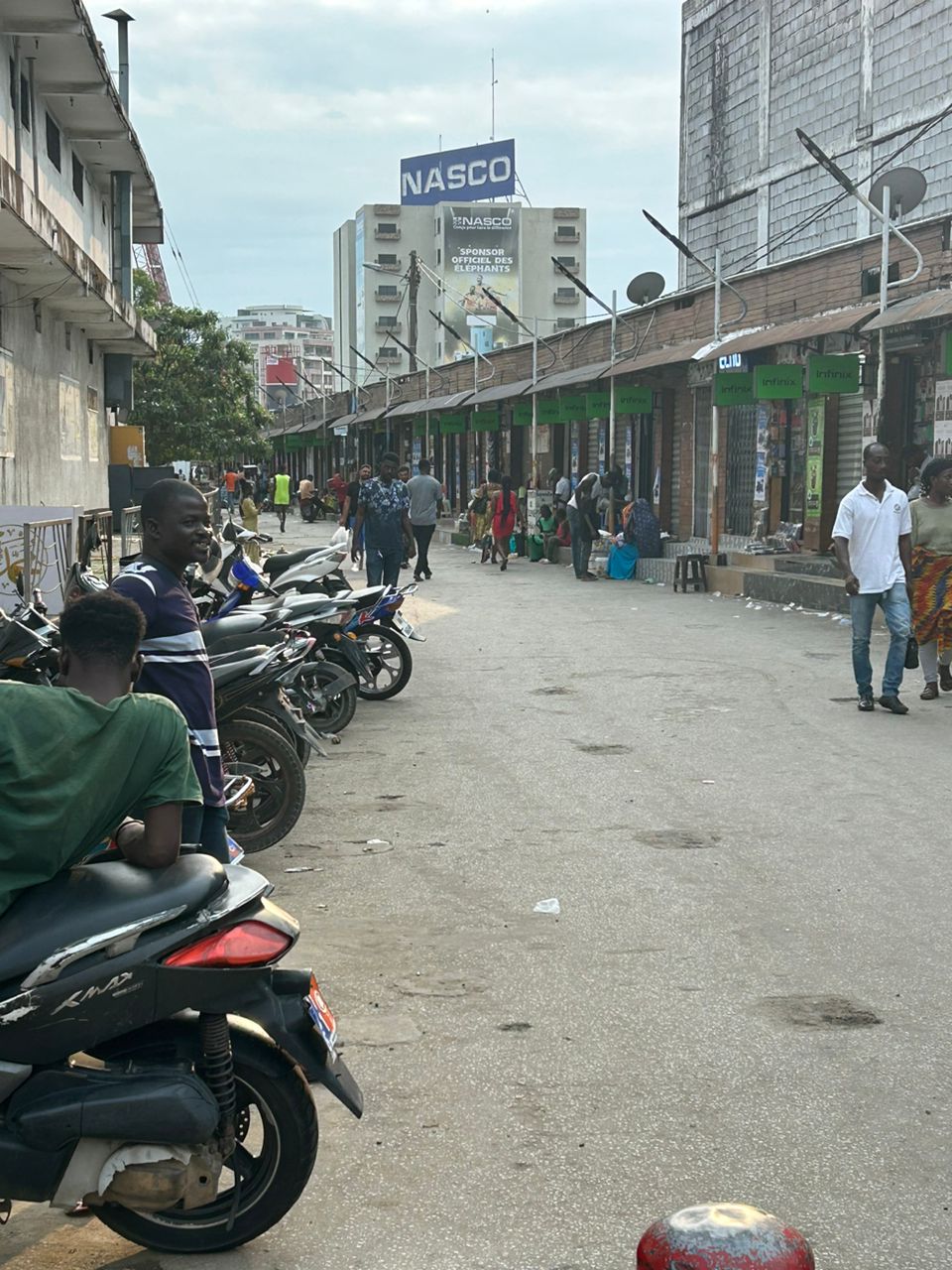 Porte d’entrée de la commune de Koumassi, juste au grand carrefour, sur le boulevard VGE (Valery Giscard D’estaing) se trouve un marché emblématique de téléphone appelé par ses occupants "Black" ou "Djassa".