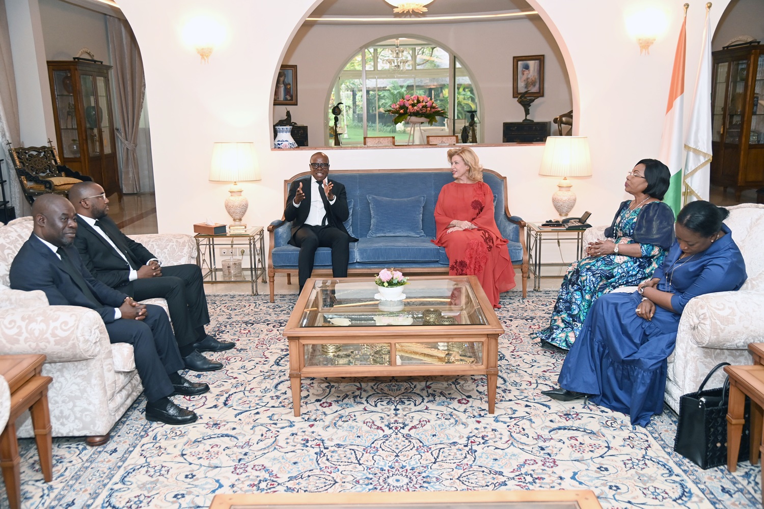 La Première Dame, Madame Dominique Ouattara a reçu dans le cadre d’une audience les membres du célèbre groupe de zouglou Magic System