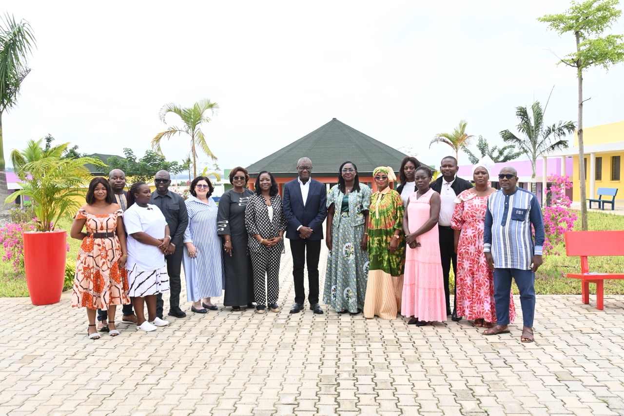 Dr Denis Mukwege, célèbre gynécologue congolais surnommé « l’homme qui répare les femmes », a effectué, le vendredi 23 mai 2025, une visite à la Maison des Femmes « Safe Home » d’Adiaké.