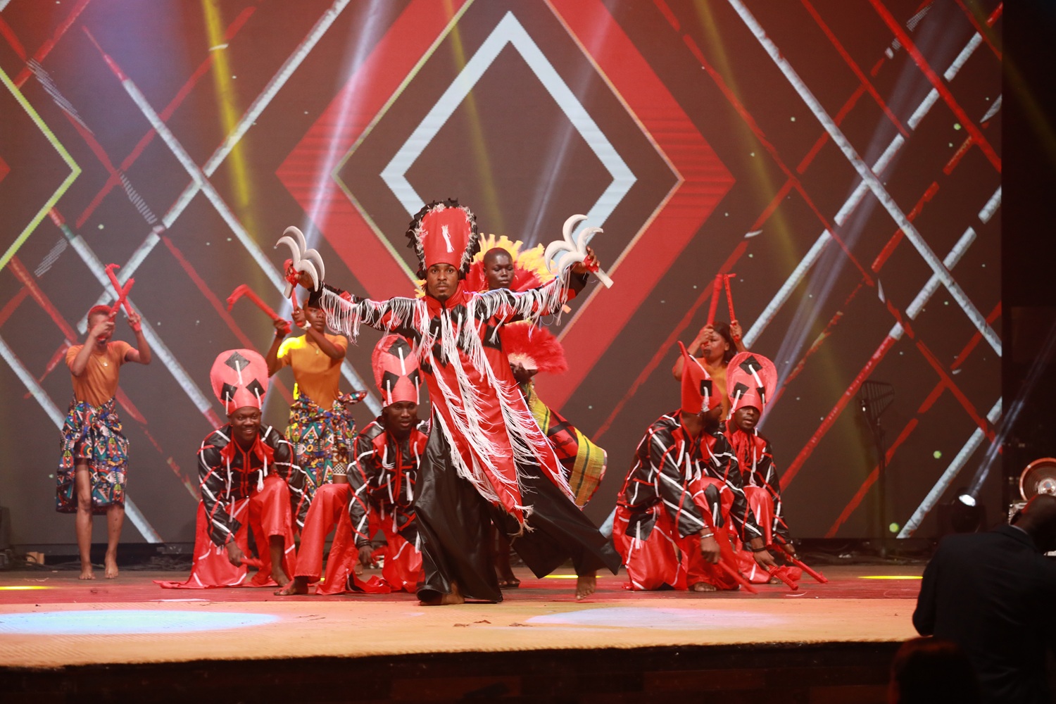 Georges Momboye, célèbre chorégraphe et directeur artistique de cette œuvre inédite, a présenté le spectacle comme une “invocation des mémoires ancestrales” en cette période cruciale précédant l’élection présidentielle.