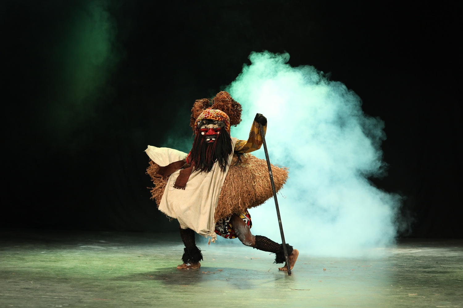 Georges Momboye, célèbre chorégraphe et directeur artistique de cette œuvre inédite, a présenté le spectacle comme une “invocation des mémoires ancestrales” en cette période cruciale précédant l’élection présidentielle.